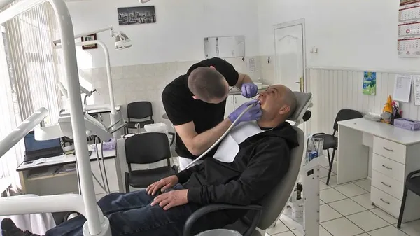 Лікар-ортопед Остап Лоза лікує зуби військовому Василю Сюйві