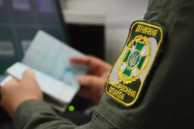 Киянина та волинянина оштрафували за спробу виїхати у Польщу з підробленими документами