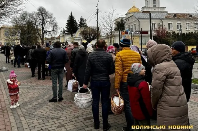 Кілометрові черги в центрі: як у Луцьку освячували великодні страви (фото)