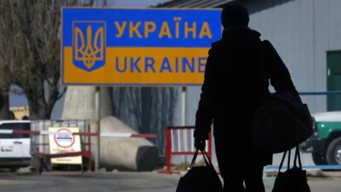 Розповіли, скільки українців працюють за кордоном