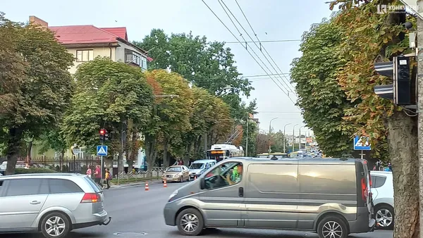 У Луцьку на Перемоги оновлюють розмітку – утворився затор (фото)