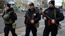 Вулиці Луцька контролюють озброєні автоматами поліцейські (фото)