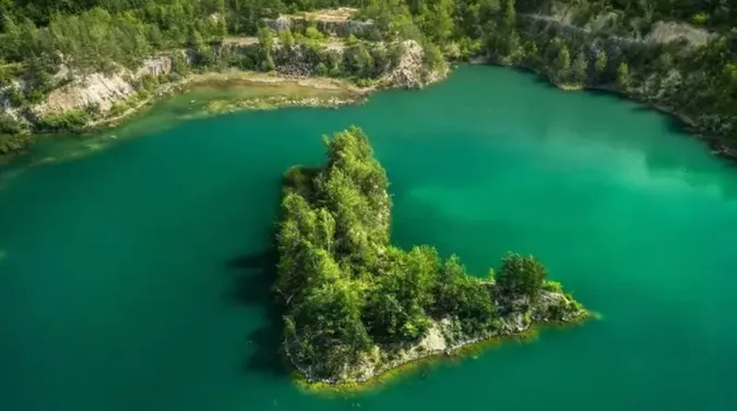 Смарагдова вода і 30-метрові скелі: недалеко від Луцька є унікальне озеро, про яке мало хто знає (фото)