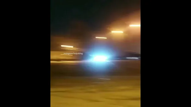 Попри сніг та ожеледицю: у Луцьку на Замковій площі дрифтував автомобіль (відео)