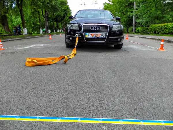 Супертати мали на швидкість протягнути ось цей автомобіль