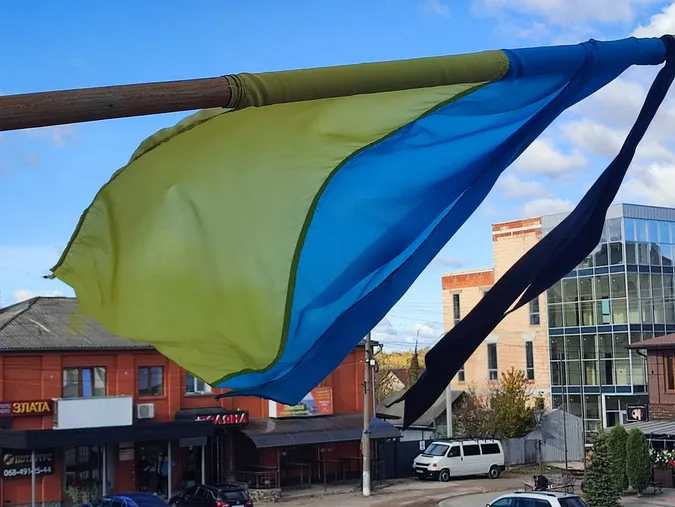 Прийшли сотні людей: волиняни на колінах зустріли полеглого захисника України (відео)