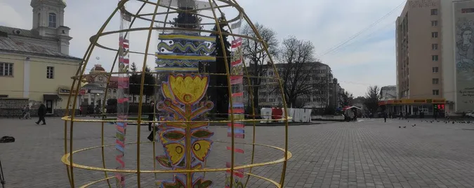 У Луцьку встановлюють арт-об’єкти до Великодніх свят