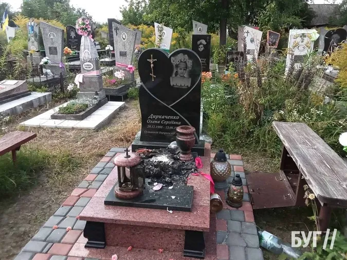 На Волині невідомі осквернили дитячу могилу: спалили на ній книгу та іграшку (фото)