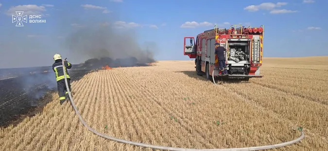 Пожежі охопили кілька громад Волині: вогонь дістався торфовища (фото)