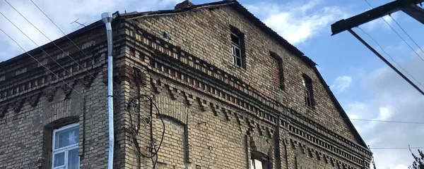У Луцьку руйнується старий будинок: люди нарікають на комунальників, ті – на борги
