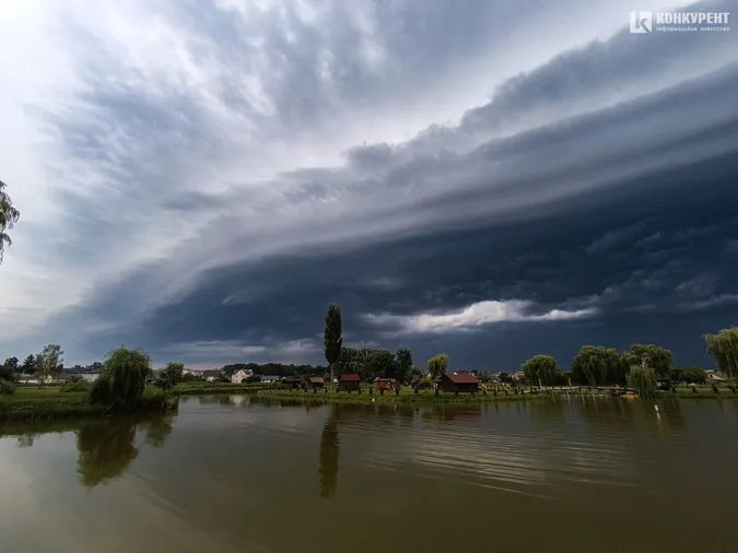 Грізно нависло: показали небо у Ківерцях перед грозою (фото)