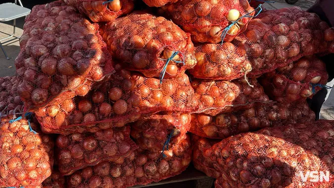 Виросла в ціні: скільки коштує цибуля на ринку в Луцьку