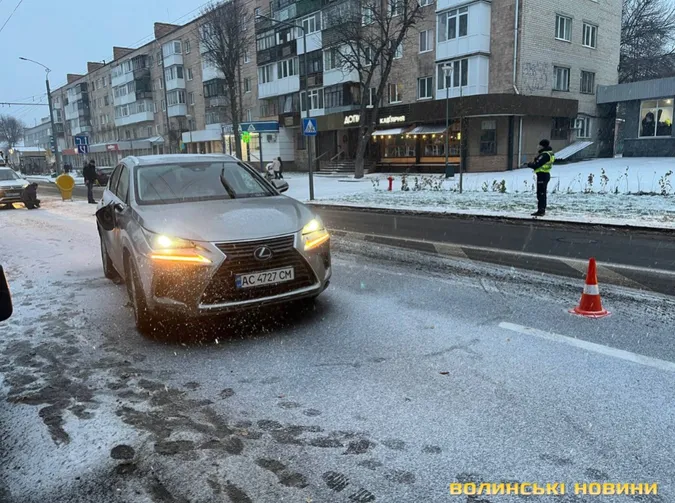 У центрі Луцька Lexus збив дитину на переході (фото)