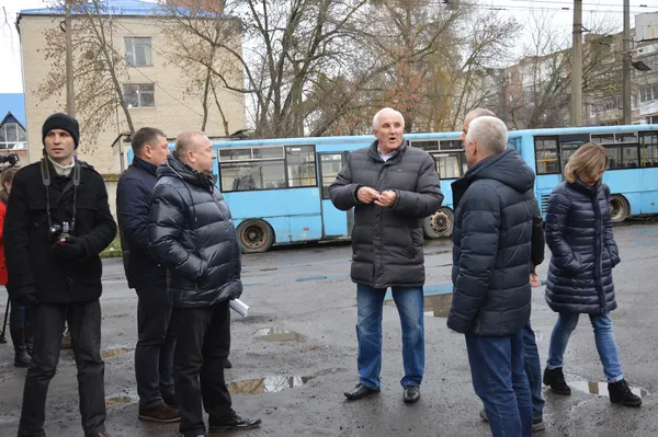 Володимир Пуц розповідає депутатм про справи на підприємстві
