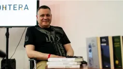 Мистецтво, зміни та міста: у Луцьку військовослужбовець Анатолій Дністровий презентував трилогію (фото)
