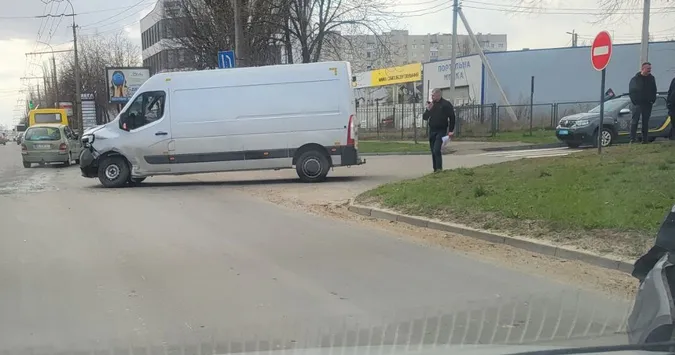 Скло по всій дорозі: у Луцьку на вулиці Захисників України – серйозна ДТП (фото)