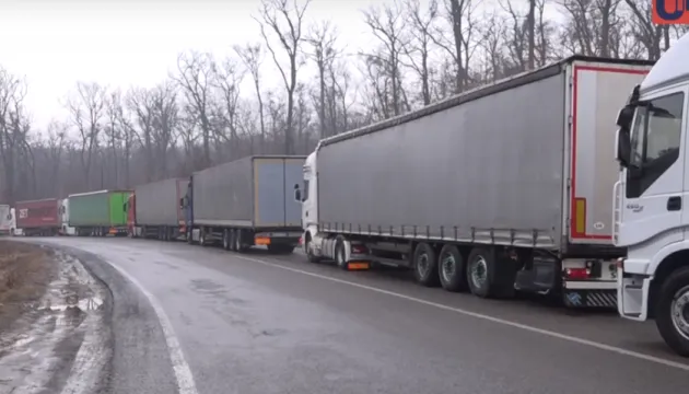 Під «Ягодином» в черзі застрягли 800 вантажівок