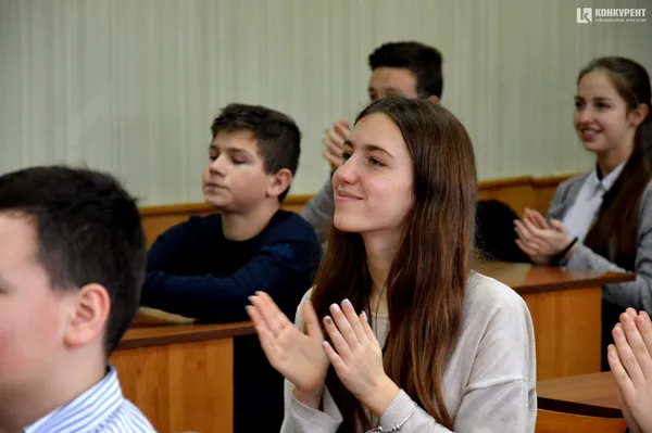 MultiBoard у подарунок: дві луцькі гімназії отримали від депутата інтерактивні панелі (фото)