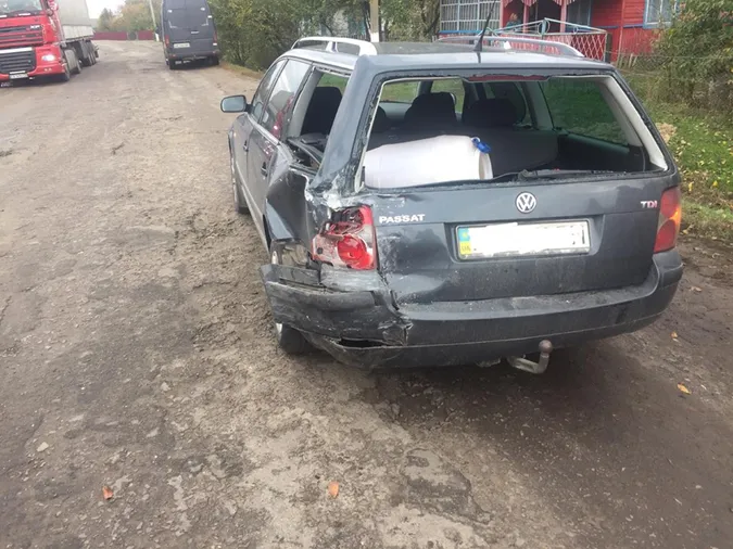 На Волині не поділили дорогу мікроавтобус і легковик (фото)