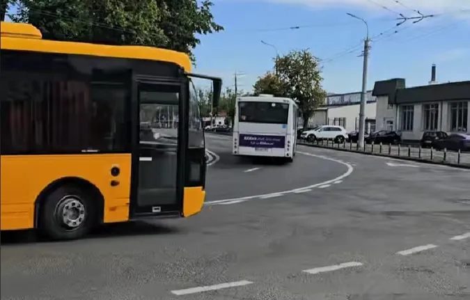 У гонитві за пасажирами порушують ПДР: лучани скаржаться на «перегони» автобусів у Луцьку (відео)
