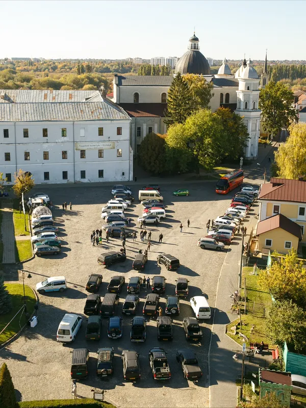 Хор «Гомін» у Луцьку передав 25 пікапів для ЗСУ (фото)