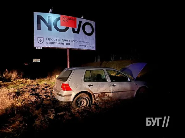 В Нововолинську водій з'їхав у кювет, бо хотів об'їхати п'яну пішохідку (фото)