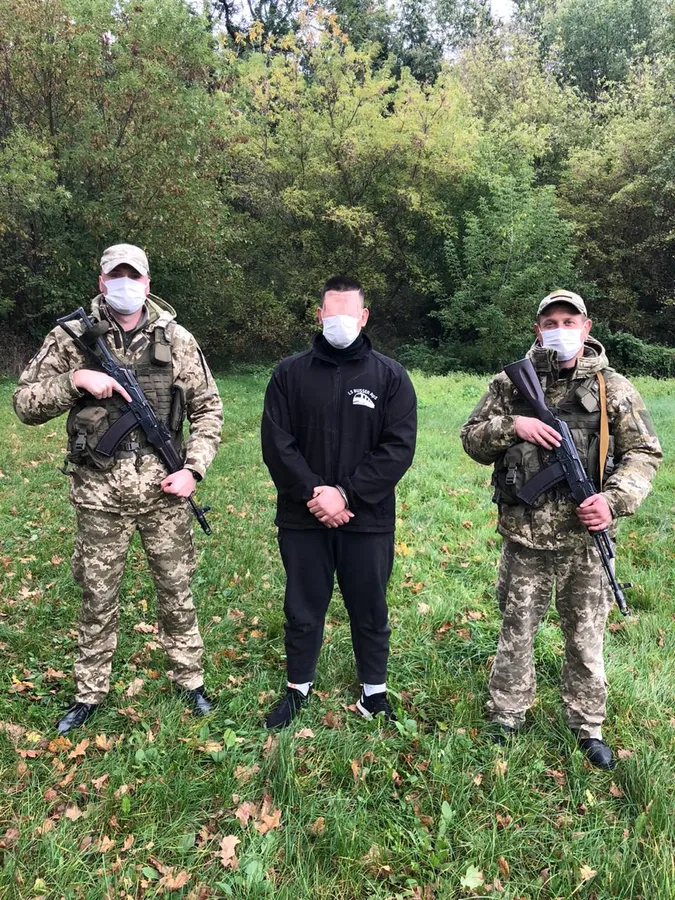 Друг поплив, а він залишився: луцькі прикордонники спіймали нелегала (фото)
