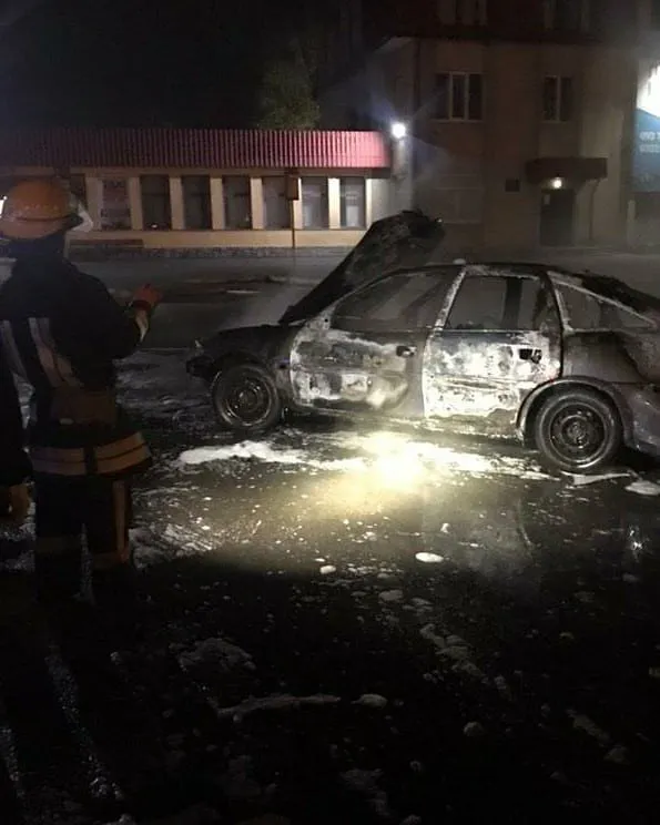 На Луцькій автостанції №2 вщент згорів автомобіль (фото, відео)