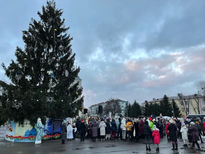 У Володимирі святкову ялинку відкрили з військовим оркестром (фото)