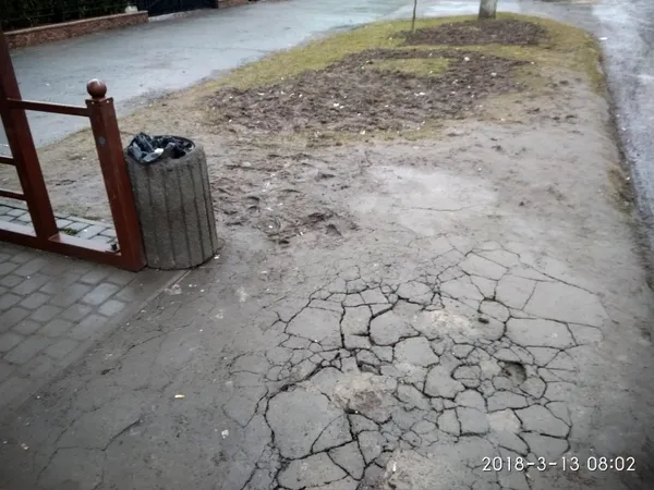Лучани скаржаться на жахливий стан дороги біля зупинки (фото)