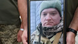 Весільний коровай на труні та згорьована родина: у Луцьку попрощалися з воїном Дмитром Павловичем (фото)