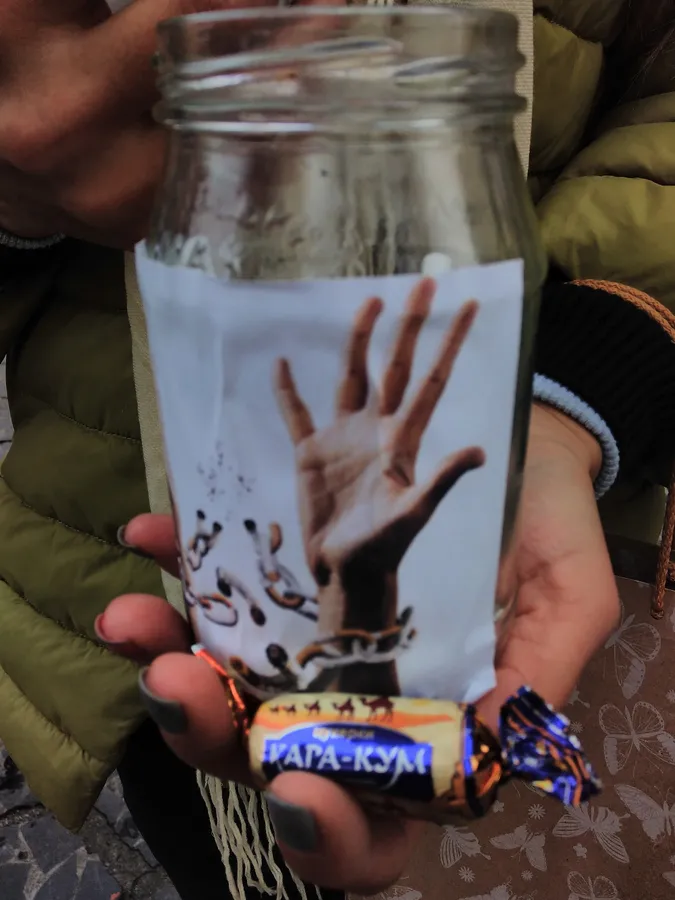 У центрі Луцька міняють цигарки на цукерки