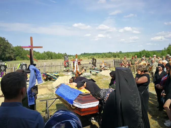 Громада зустріла навколішки: на Волині прощалися з Героєм Олексієм Омельчуком