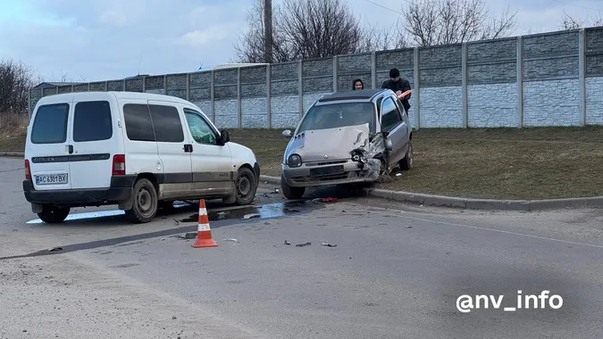 Citroen «влупився» у Reno: у Нововолинську сталася аварія через пʼяну водійку (фото)
