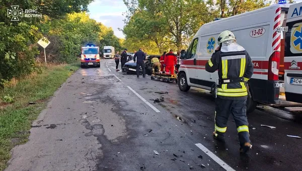 У Луцькому районі сталася аварія – водія затисло (фото)