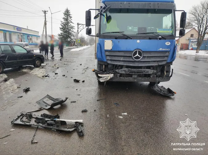 Chery не пропустив вантажівку: у Луцькому районі – серйозна ДТП (фото)