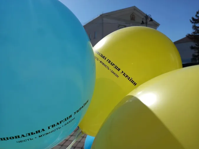 У центрі Луцька нацгвардійці роздають усім синьо-жовті кульки (фото)