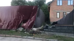У Луцьку тролейбус зруйнував паркан: водійка була «під мухою» (фото)