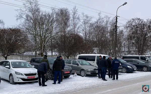 Господарі луцького авторинку. Хто збирає «вершки» і що йде у бюджет