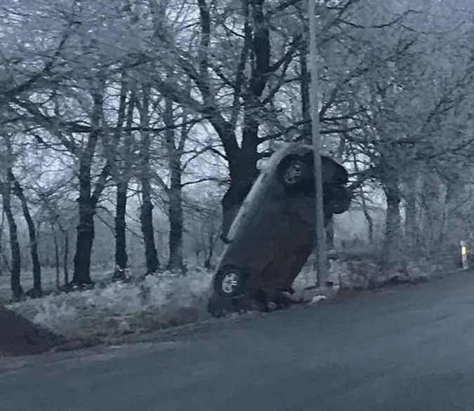 На Волині автівка «встромилася» в кювет (фото)