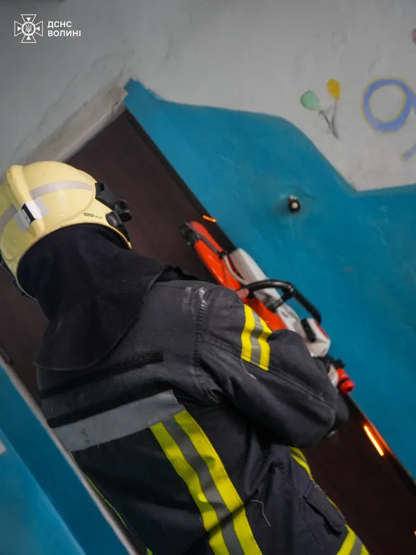 Стареньку хвору лучанку заблокувало у квартирі: її рятували через вікно (фото)