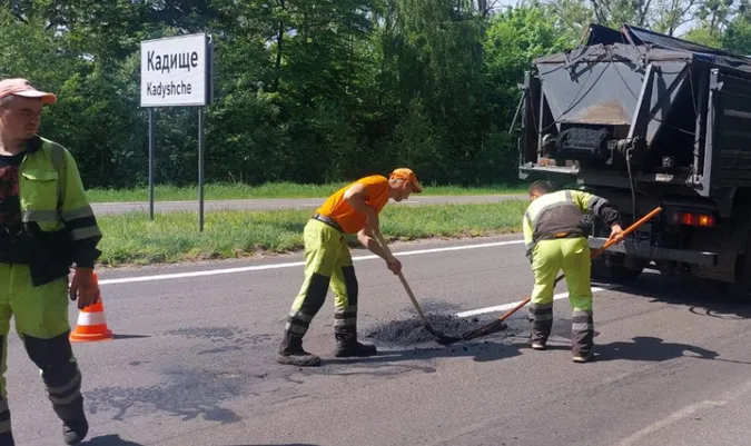 Просять не смітити: на Волині ремонтують дороги і прибирають зупинки (фото)