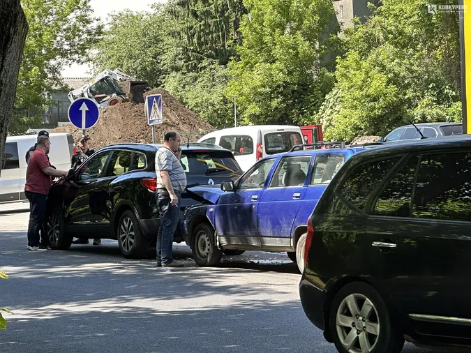 На Глушець легковик «поцілував» кросовера, вулицю скував затор (фото)