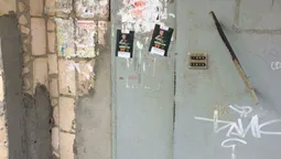 Клеїв і здирав: у Луцьку чоловіка оштрафували за рекламу (фото) 