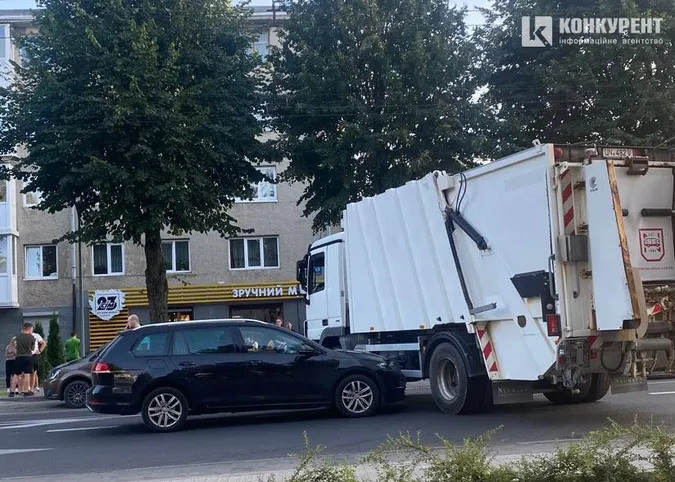 У центрі Луцька «поцілувались» легковик та сміттєвоз: утворився величезний затор (фото)