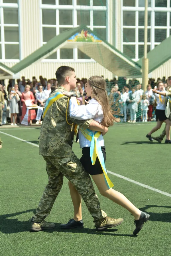 Зворушливо до сліз: у Луцьку випускники військового ліцею танцювали вальс (фото, відео)