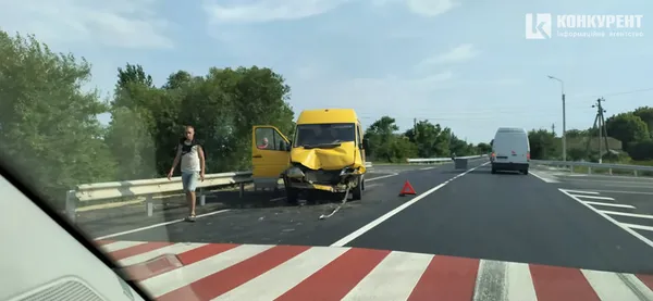 У Прилуцьку – аварія: потрощені два буси (фото)