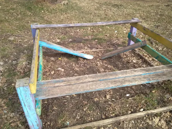 На Волині зловмисники потрощили дитячий майданчик (фото)