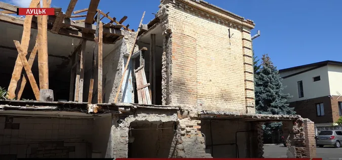 У Старому місті у Луцьку зносять частину старовинної будівлі (відео)