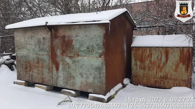 Сміття зносили роками: у Луцьку муніципали прибирають захаращену територію (фото)